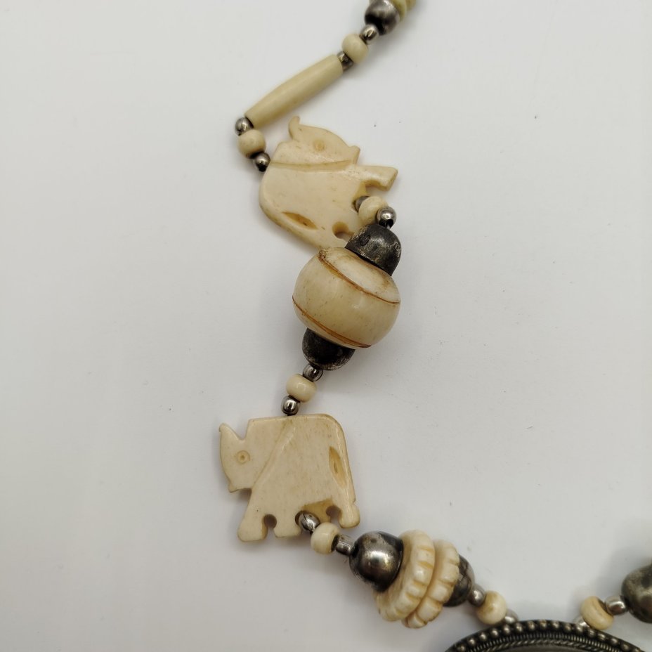 Бусы в этническом стиле с бусинами в виде слонов