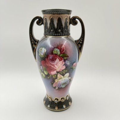 Ваза, декорированная изображением роз