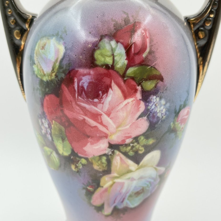 Ваза, декорированная изображением роз