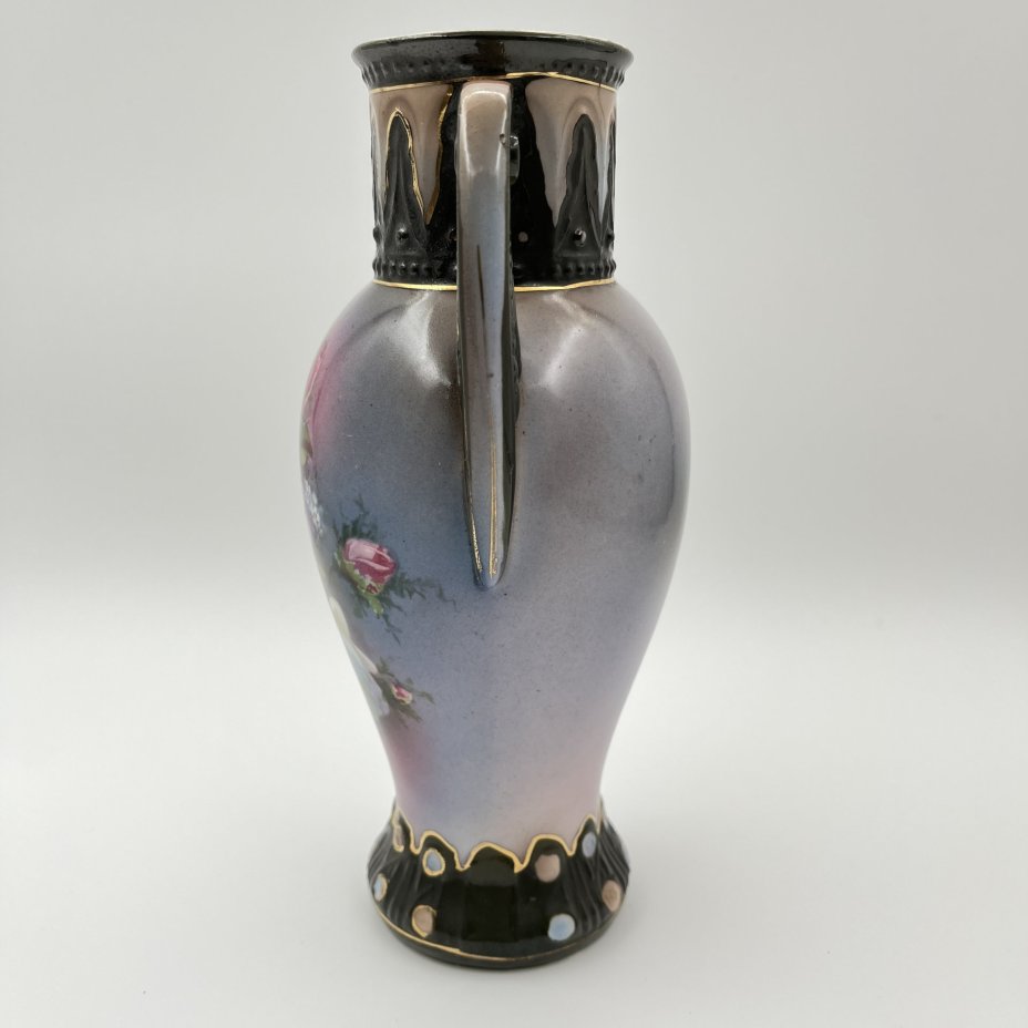 Ваза, декорированная изображением роз