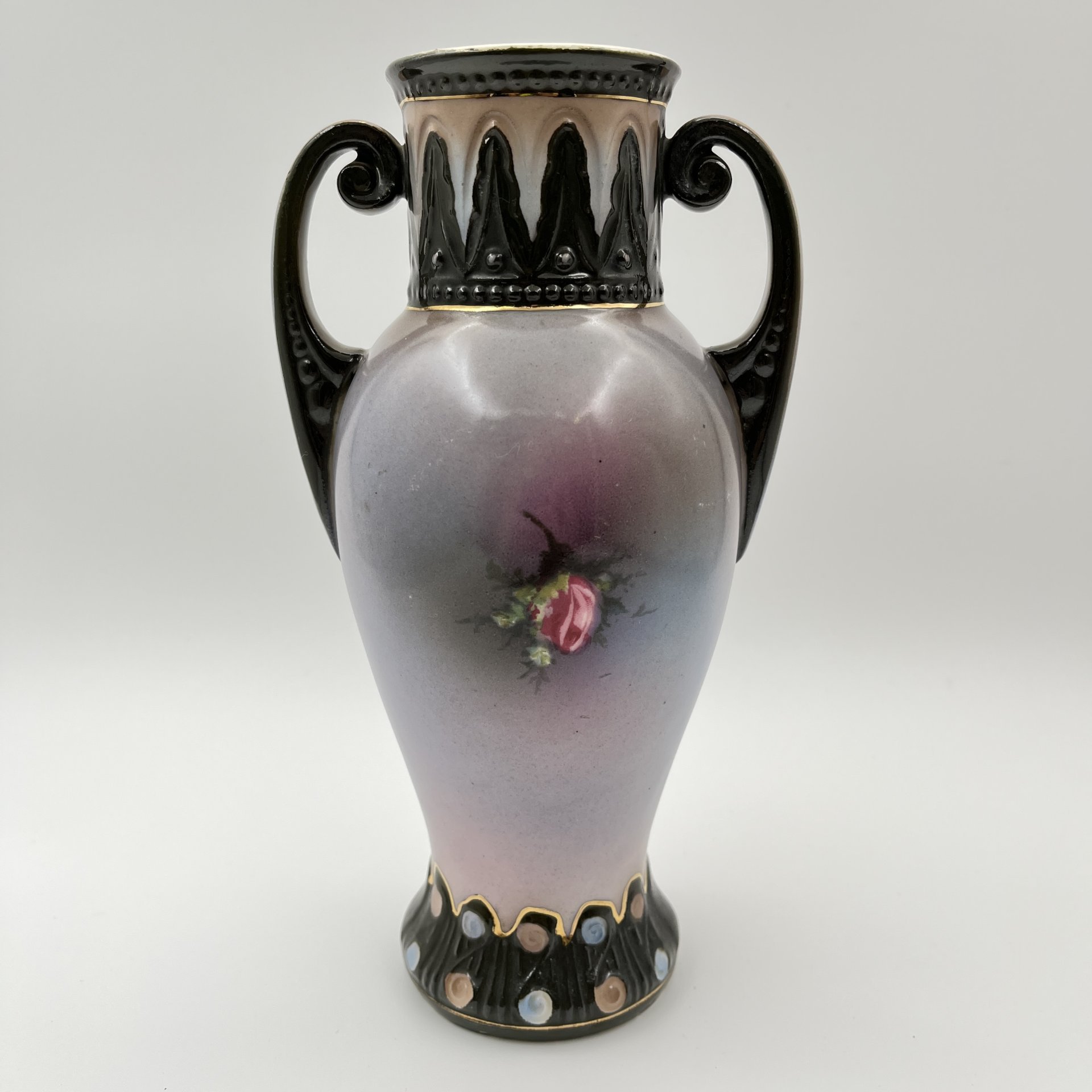 Ваза, декорированная изображением роз