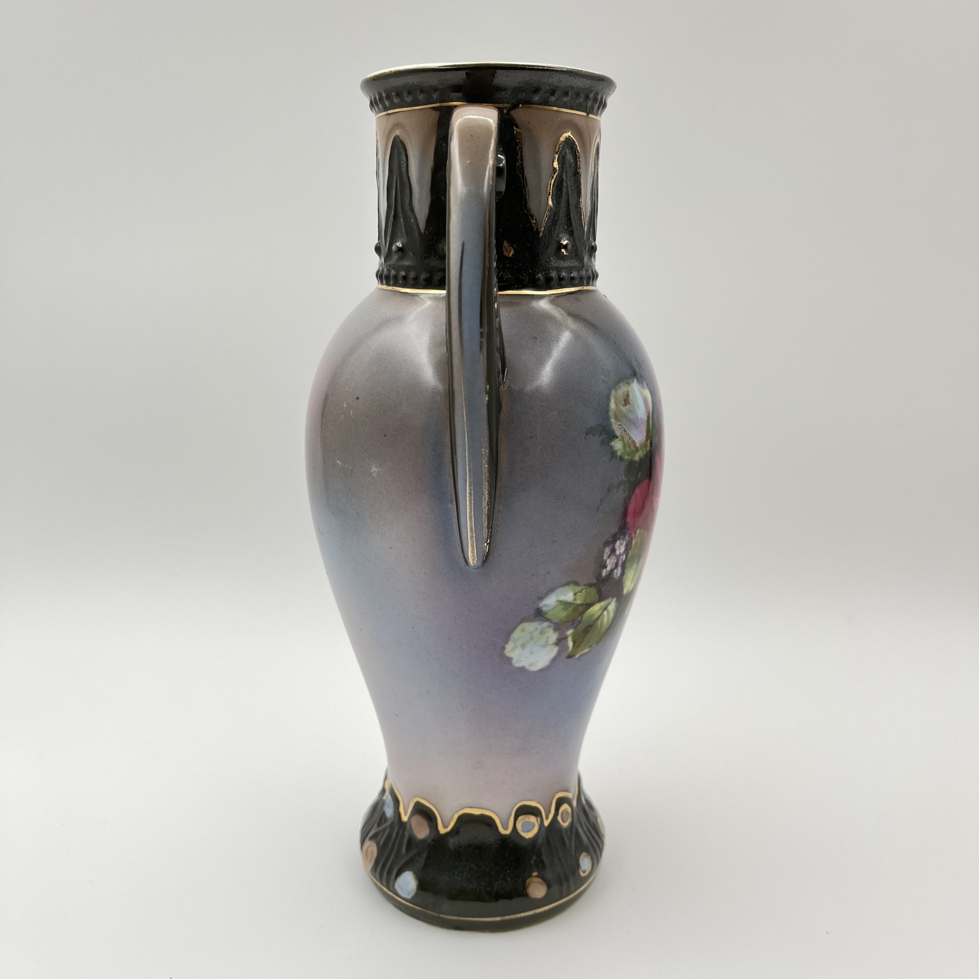 Ваза, декорированная изображением роз