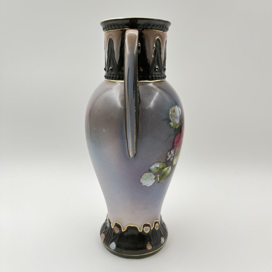 Ваза, декорированная изображением роз