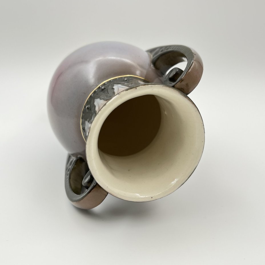 Ваза, декорированная изображением роз