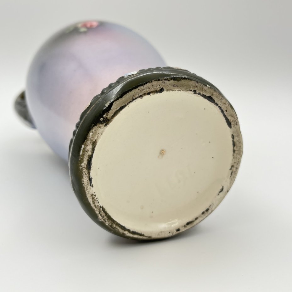 Ваза, декорированная изображением роз