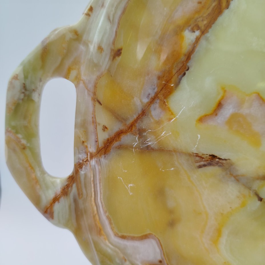 Поднос кофейный круглой формы зеленовато-коричневого цвета, оникс, резьба