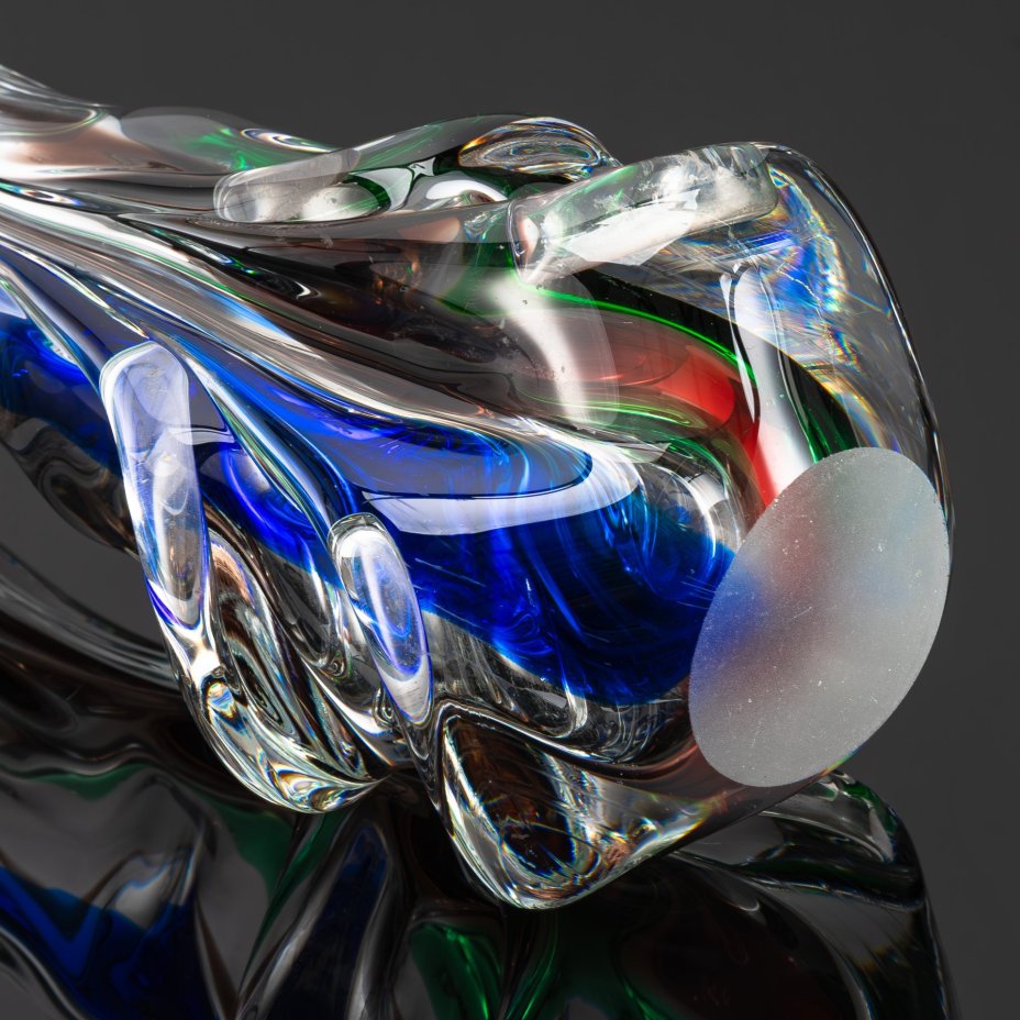 Ваза прозрачная с декором в виде рельефных наплывов на тулове, с зеленой, синей и красно-коричневой полосой