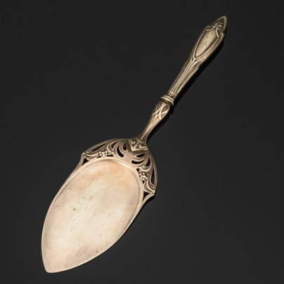 Лопатка для торта с растительным декором в стиле модерн, металл, серебрение, Plewkiewicz & Co. (Фабрика Романа Плевкевича), Царство Польское, 1890-1915 гг.