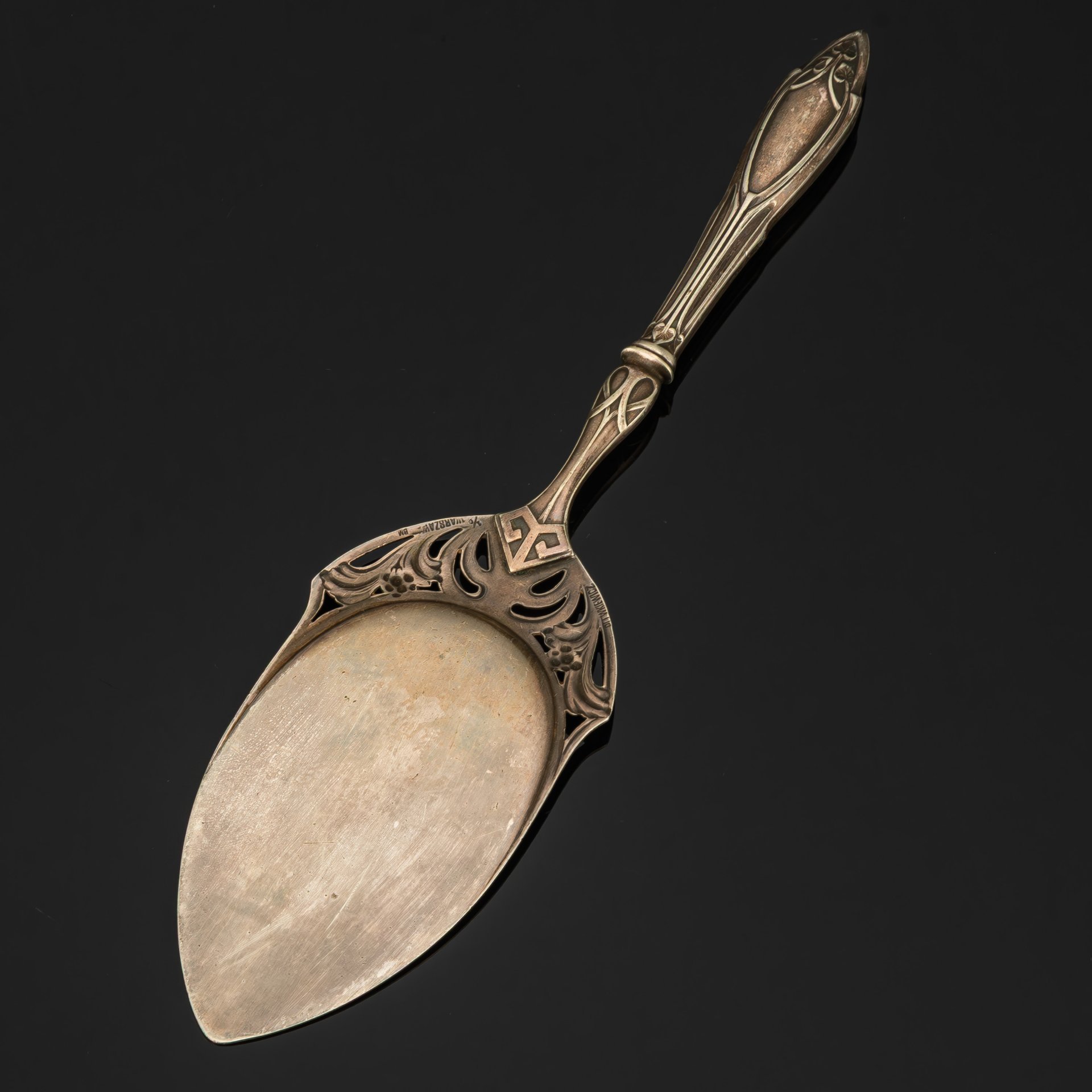 Лопатка для торта с растительным декором в стиле модерн, металл, серебрение, Plewkiewicz & Co. (Фабрика Романа Плевкевича), Царство Польское, 1890-1915 гг.