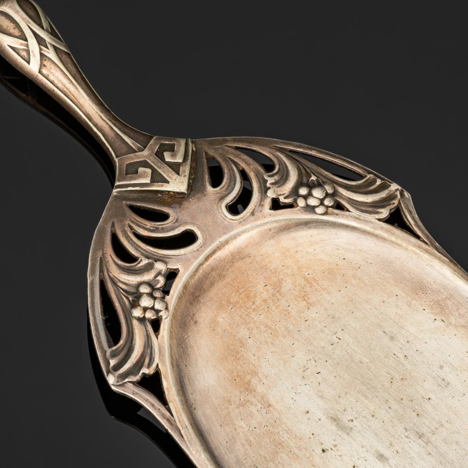 Лопатка для торта с растительным декором в стиле модерн, металл, серебрение, Plewkiewicz & Co. (Фабрика Романа Плевкевича), Царство Польское, 1890-1915 гг.