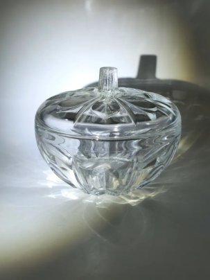 Сахарница округлой формы с резным декором