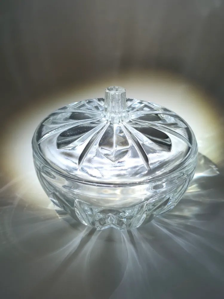 Сахарница округлой формы с резным декором