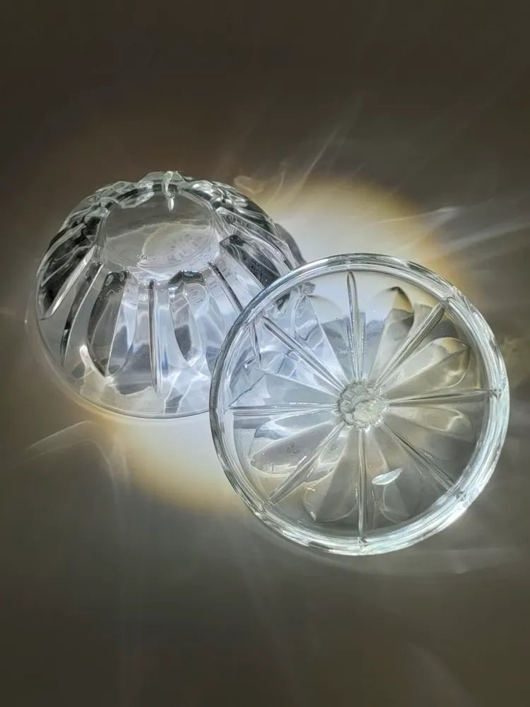 Сахарница округлой формы с резным декором