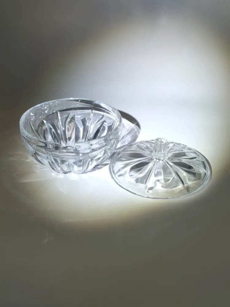 Сахарница округлой формы с резным декором