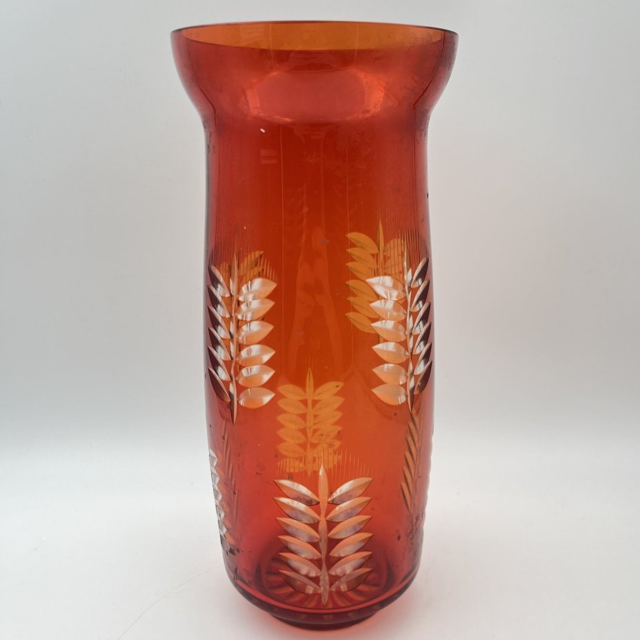 Ваза рубинового оттенка, украшенная растительным декором, стекло, алмазная грань, СССР, 1960-1980 гг.