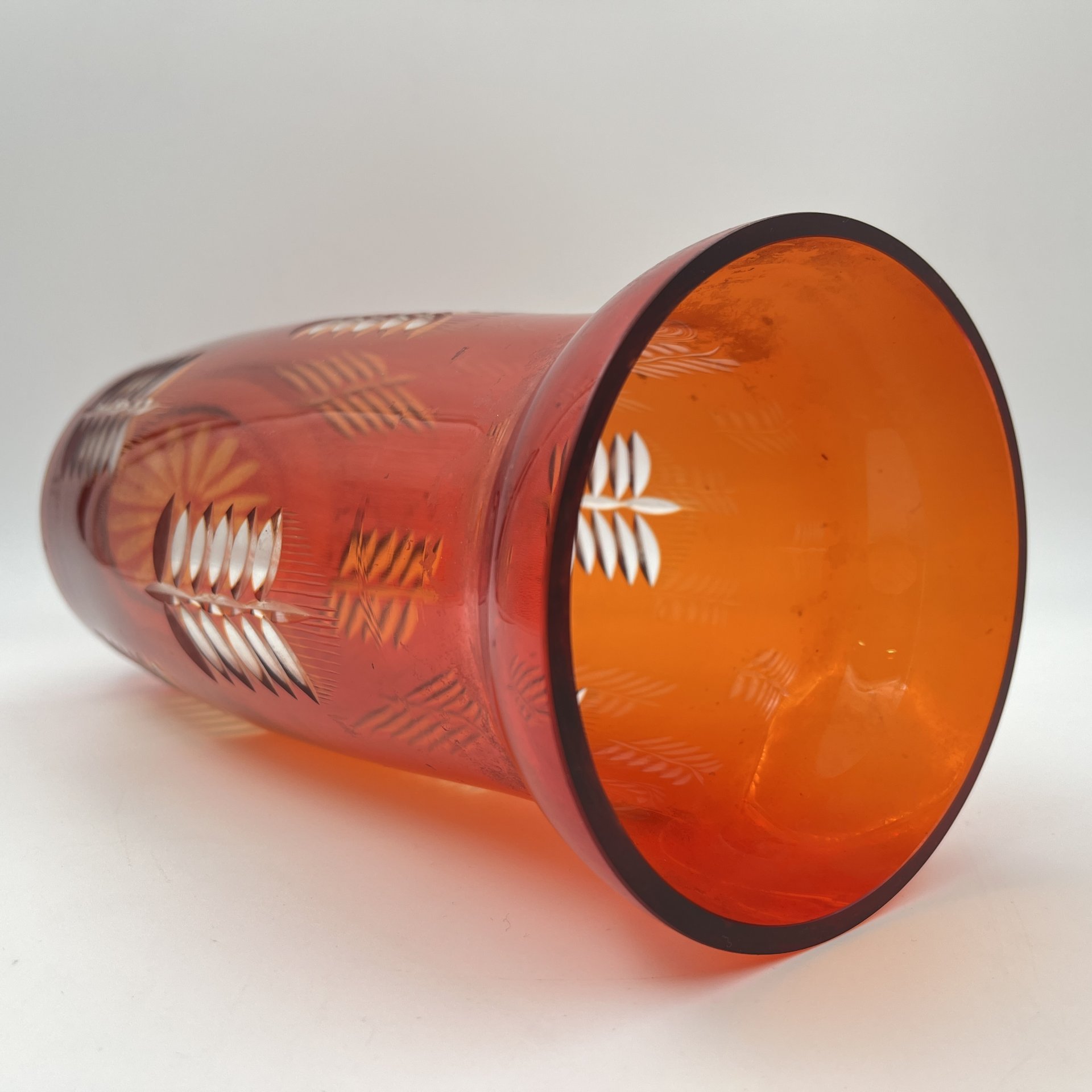 Ваза рубинового оттенка, украшенная растительным декором, стекло, алмазная грань, СССР, 1960-1980 гг.