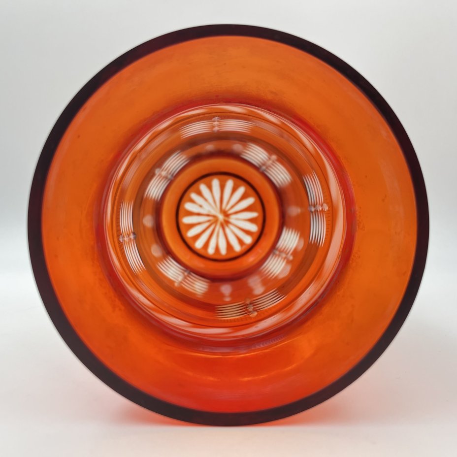 Ваза рубинового оттенка, украшенная растительным декором