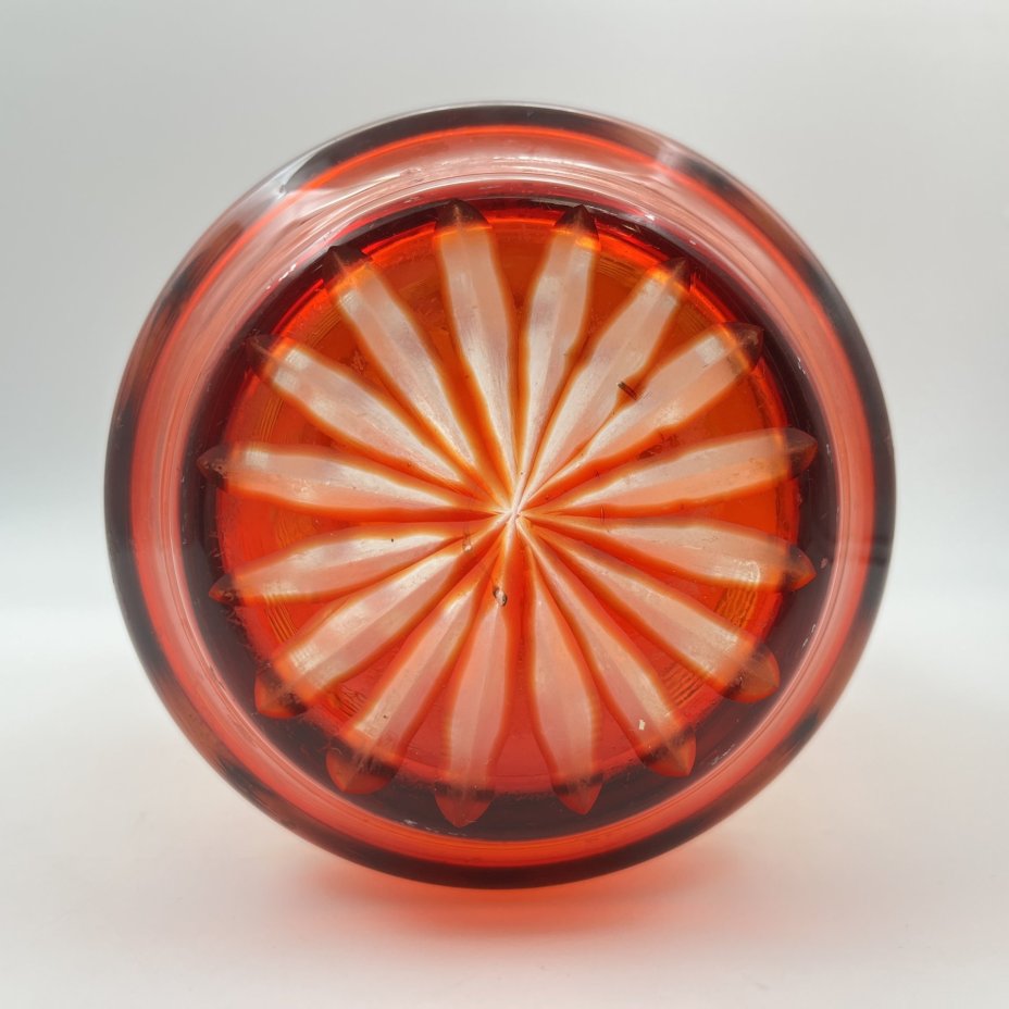 Ваза рубинового оттенка, украшенная растительным декором