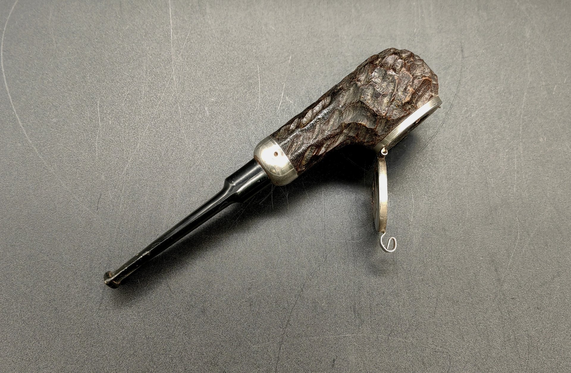 Трубка курительная с округлой чашей, снабженной крышкой