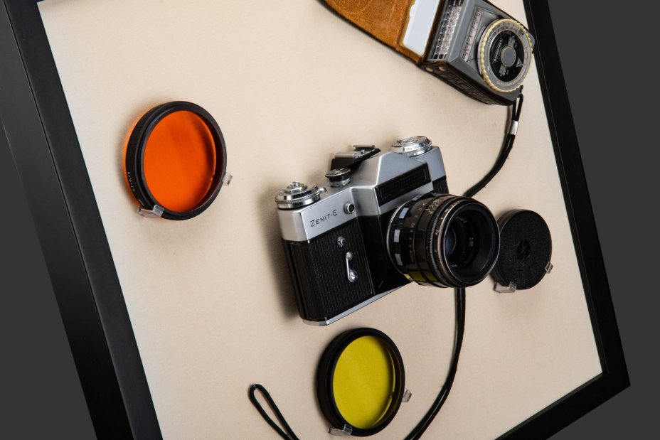 Настенная композиция, оформленная в современную раму "Фотоаппарат Zenit-E и оборудование для фото"