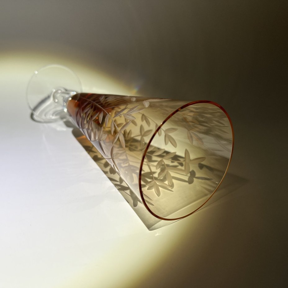 Фужер (бокал) для шампанского "Весна" янтарного оттенка, автор Рогов Е.И., хрусталь, резьба, Гусевской хрустальный завод (Гусь-Хрустальный), СССР, 1960-1970 гг., Гусевской хрустальный завод (Гусь-Хрустальный)