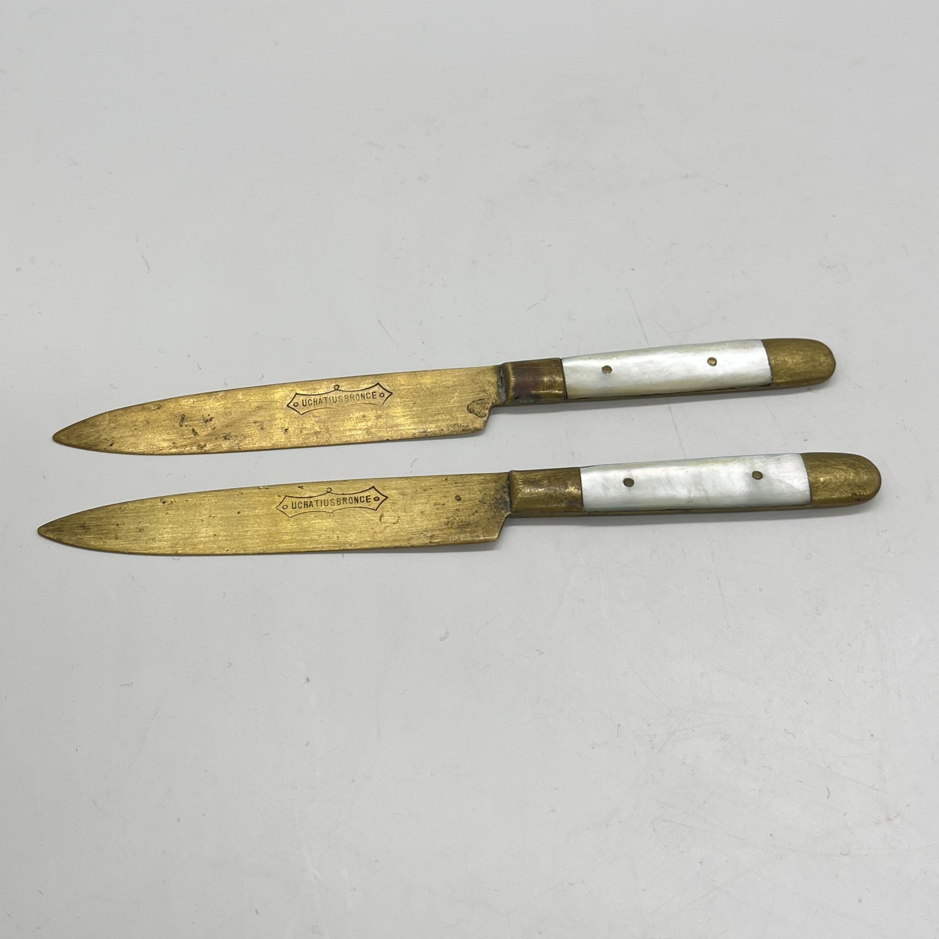 Пара фруктовых ножей с перламутровыми накладками на ручках, Uchatius Bronce, латунь, перламутр, Германия, 1910-1930 гг.