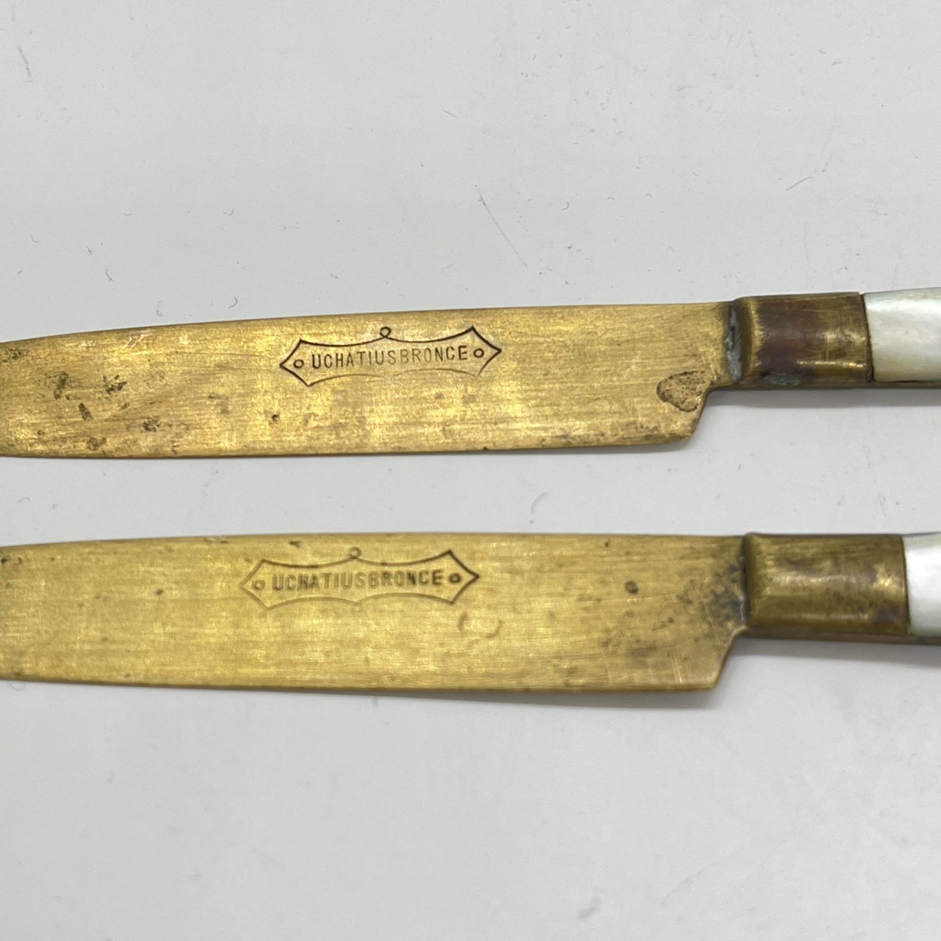 Пара фруктовых ножей с перламутровыми накладками на ручках, Uchatius Bronce, латунь, перламутр, Германия, 1910-1930 гг.