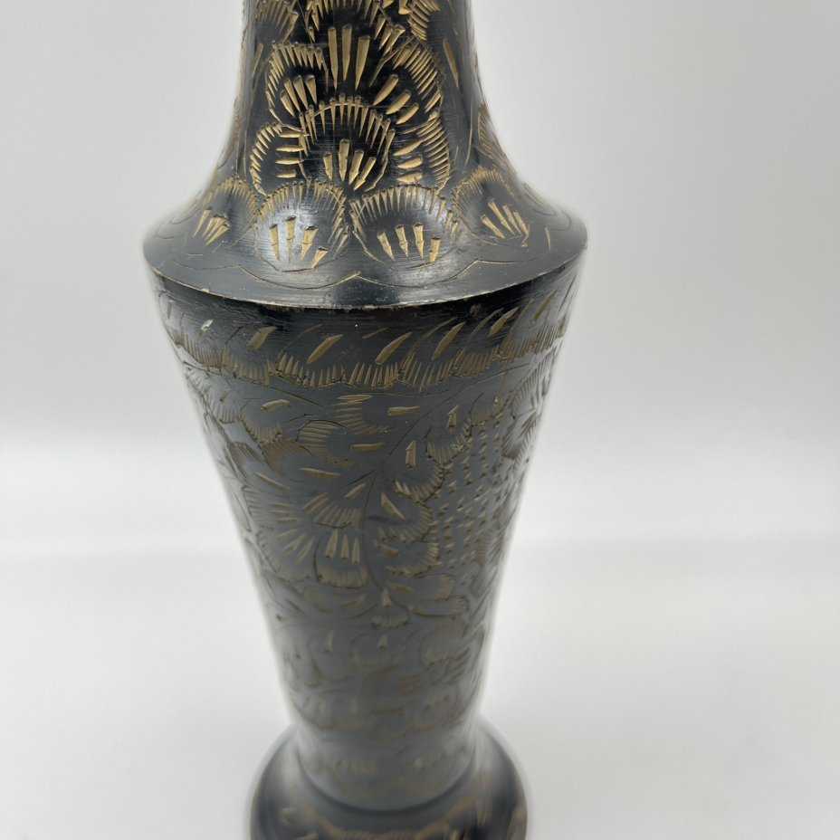 Ваза в восточном стиле, украшенная растительным декором