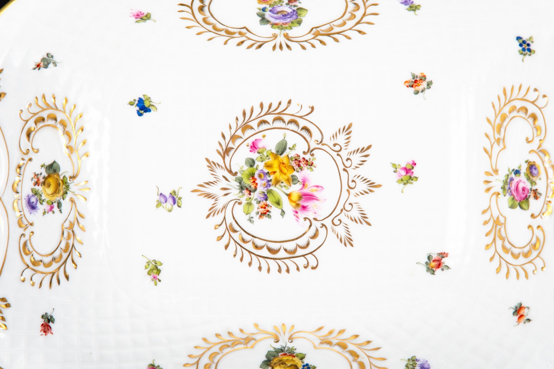 Ваза с ручками (конфетница), украшенная цветочным декором, фарфор, роспись, золочение, Herend (Херенд), Herend (Херенд)