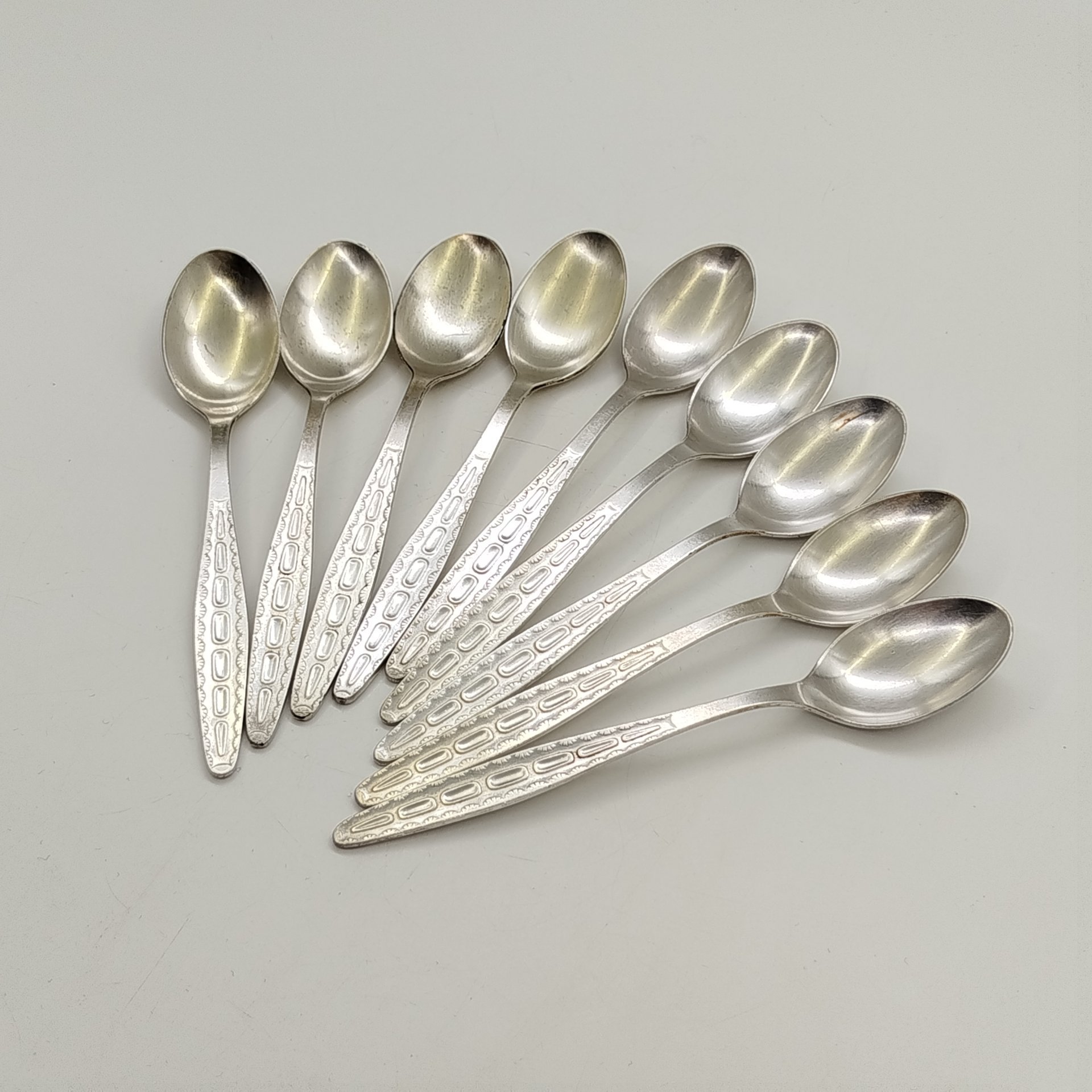 Набор из девяти чайных ложек с орнаментальным декором в коробке