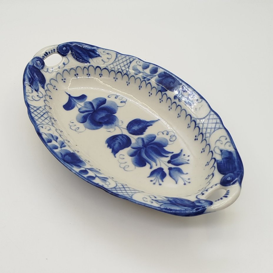 Блюдо сервировочное овальной формы с двумя ручками, украшенное цветочным декором, Гжель