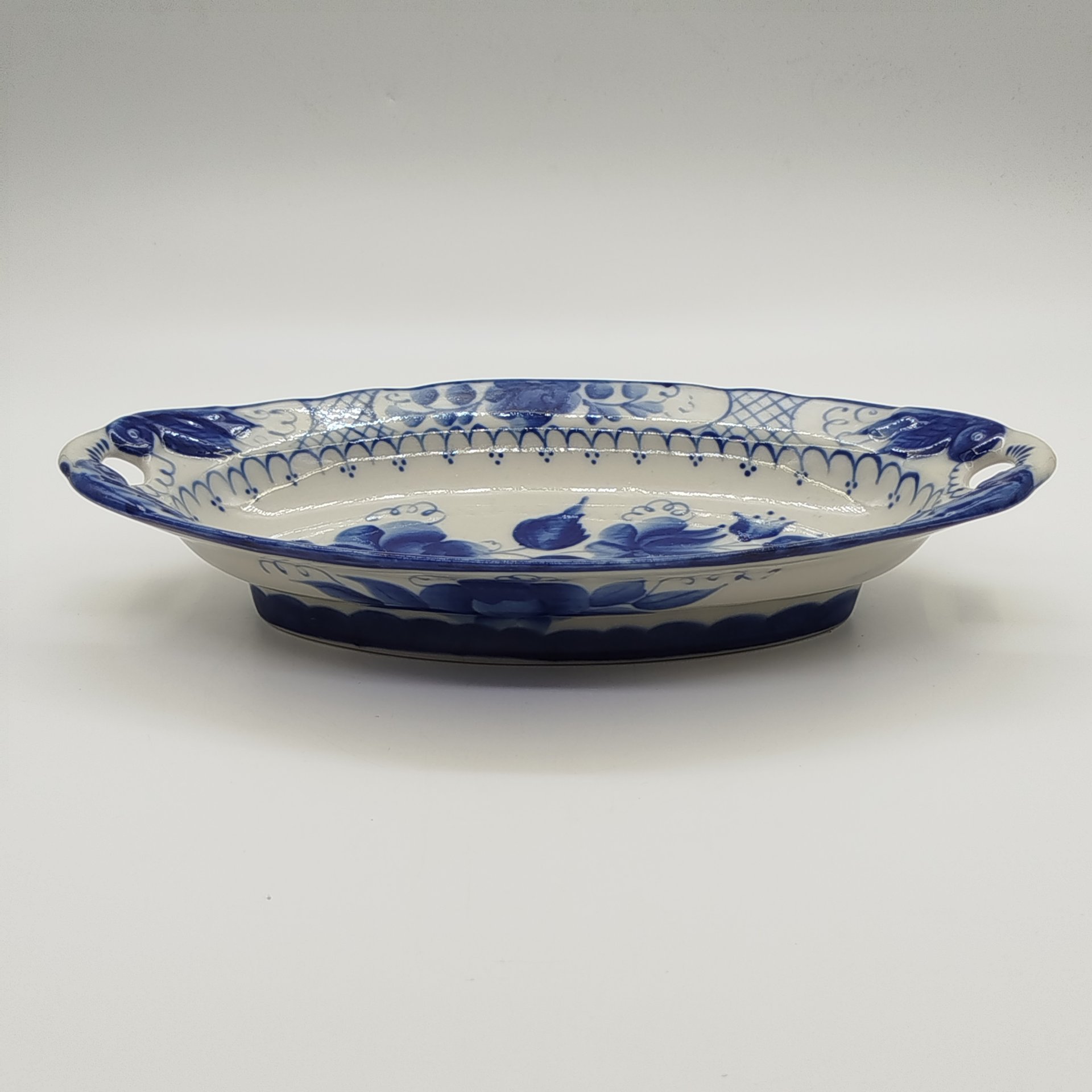 Блюдо сервировочное овальной формы с двумя ручками, украшенное цветочным декором, Гжель