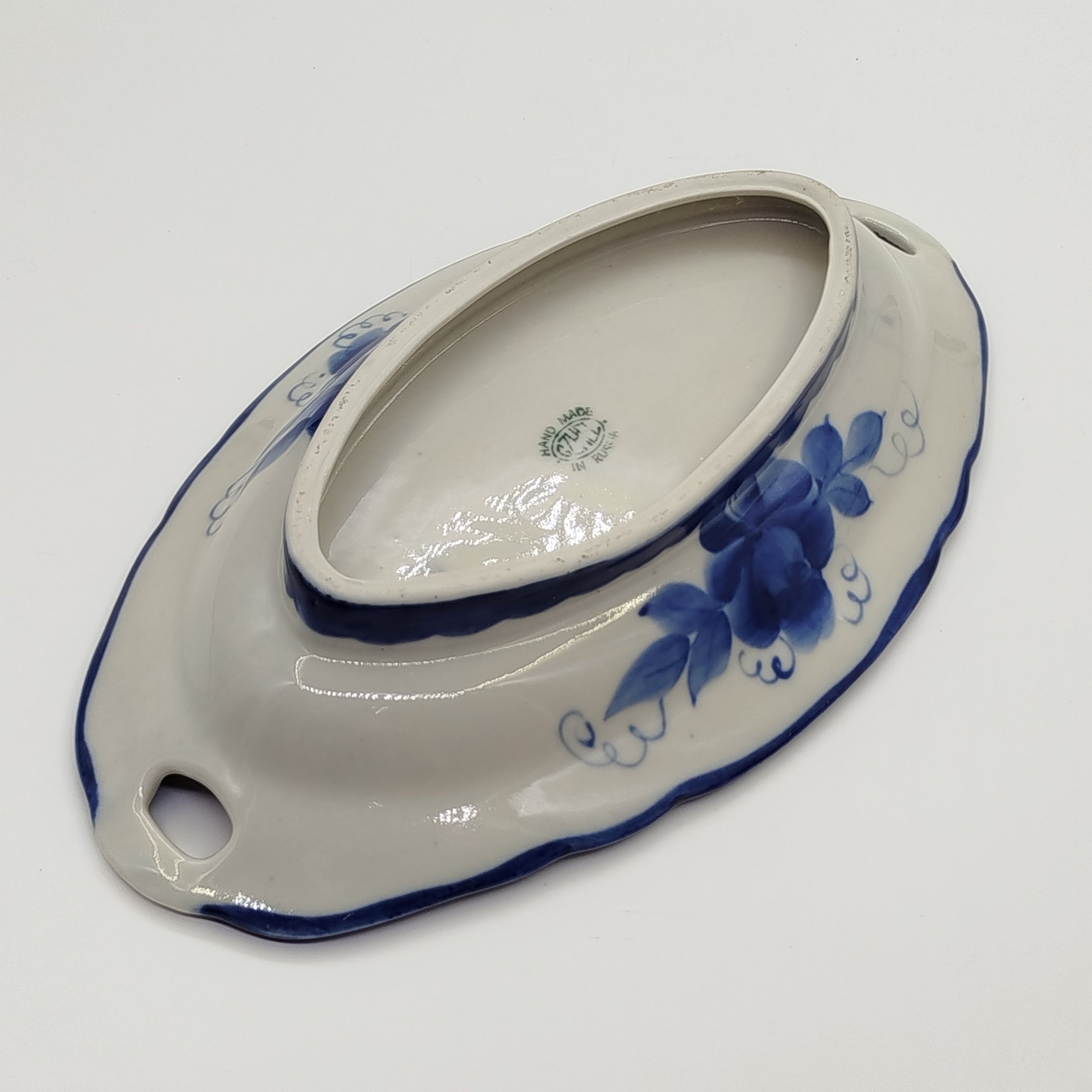 Блюдо сервировочное овальной формы с двумя ручками, украшенное цветочным декором, Гжель