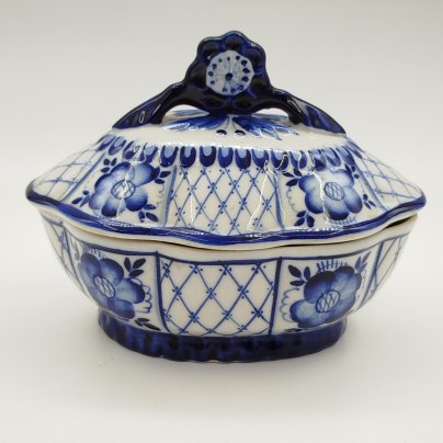 Шкатулка (конфетница) овальной формы с растительным декором, фарфор, роспись, Объединение «Гжель», СССР, 1986-1991 гг.