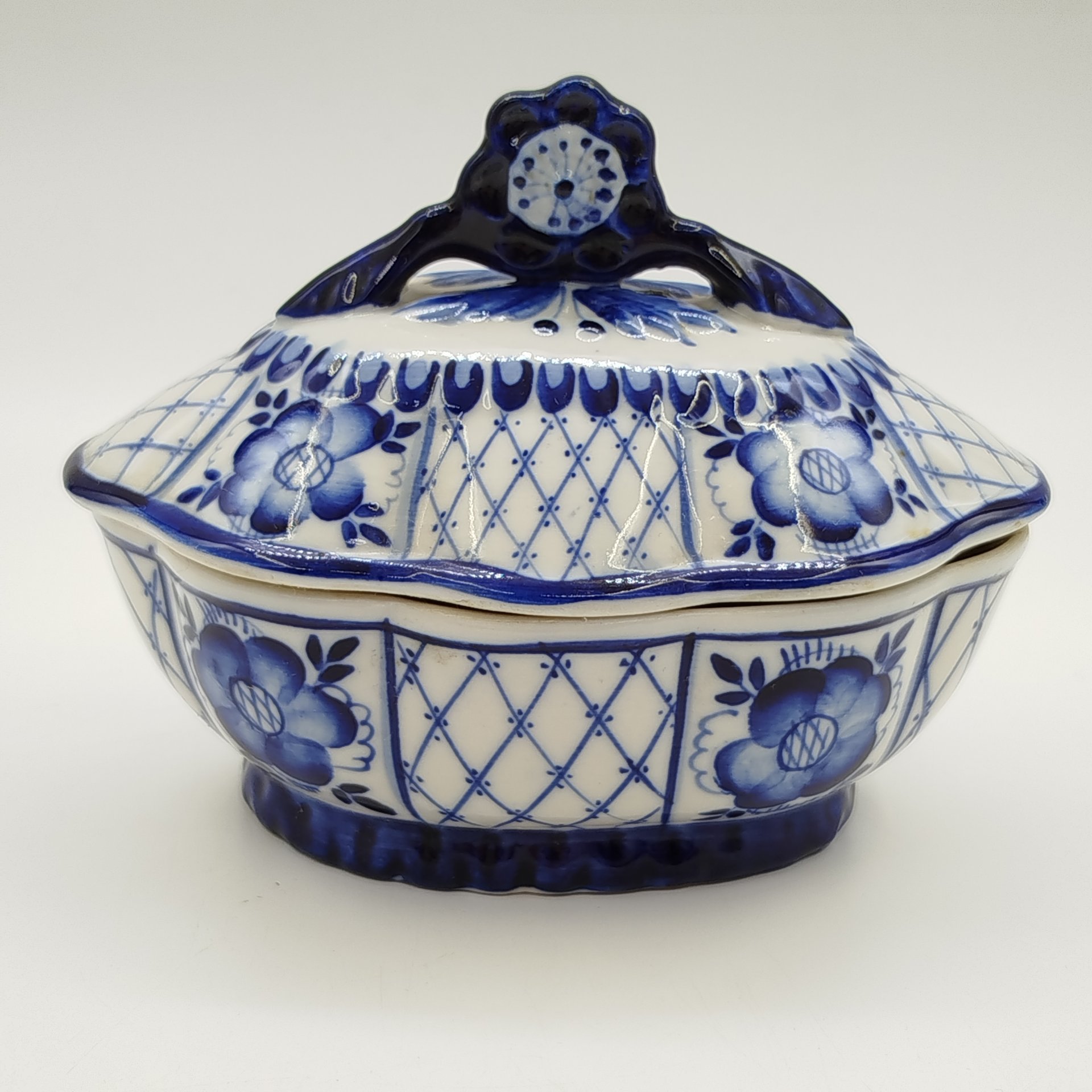 Шкатулка (конфетница) овальной формы с растительным декором, фарфор, роспись, Объединение «Гжель», СССР, 1986-1991 гг.