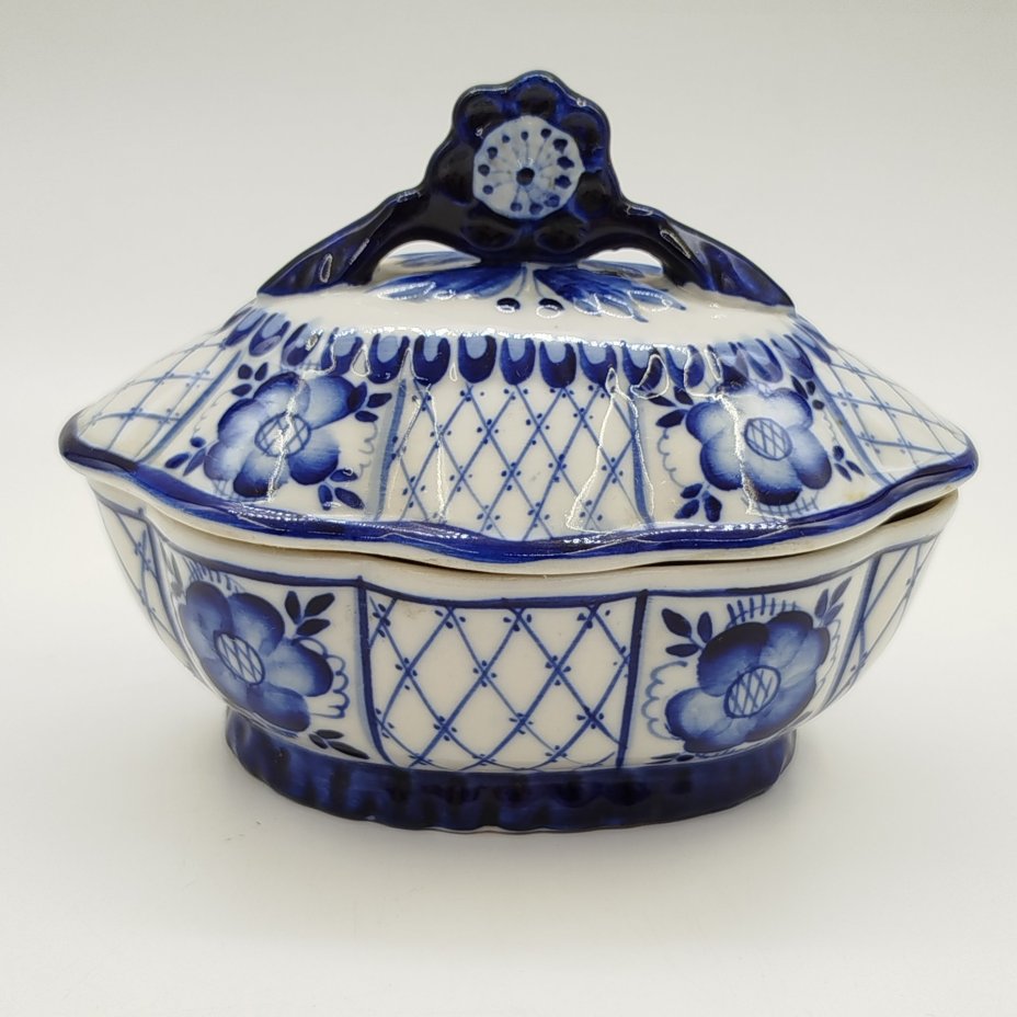 Шкатулка (конфетница) овальной формы с растительным декором, фарфор, роспись, Объединение «Гжель», СССР, 1986-1991 гг.