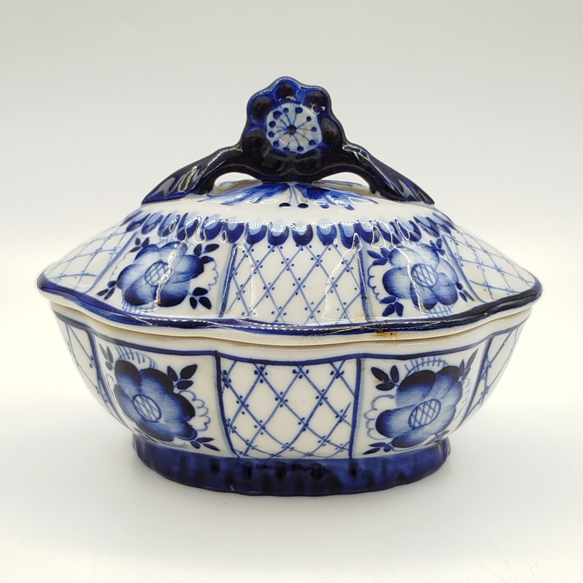 Шкатулка (конфетница) овальной формы с растительным декором, фарфор, роспись, Объединение «Гжель», СССР, 1986-1991 гг.