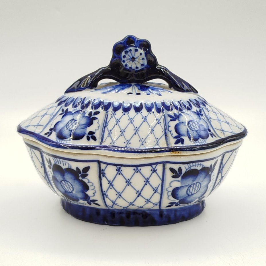 Шкатулка (конфетница) овальной формы с растительным декором