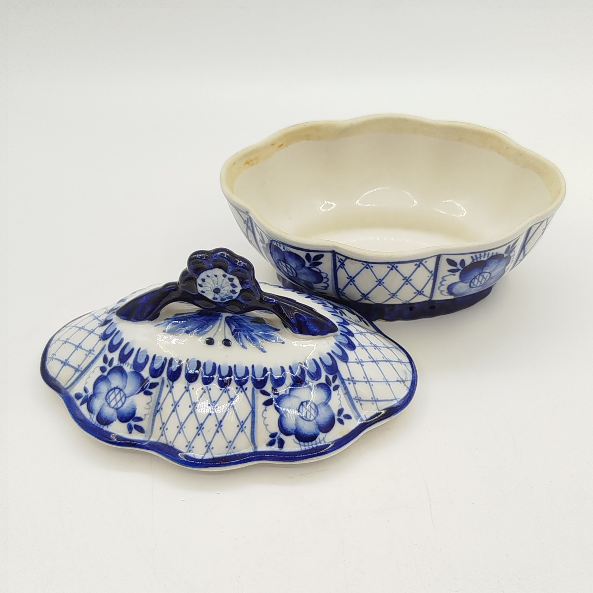 Шкатулка (конфетница) овальной формы с растительным декором, фарфор, роспись, Объединение «Гжель», СССР, 1986-1991 гг.