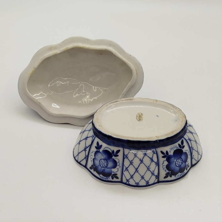 Шкатулка (конфетница) овальной формы с растительным декором