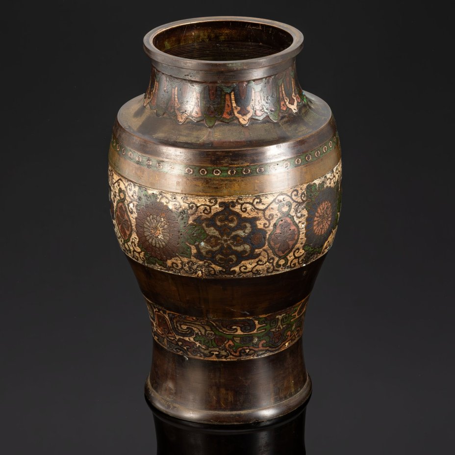 Ваза большая, украшенная линейным декором и хризантемами по тулову