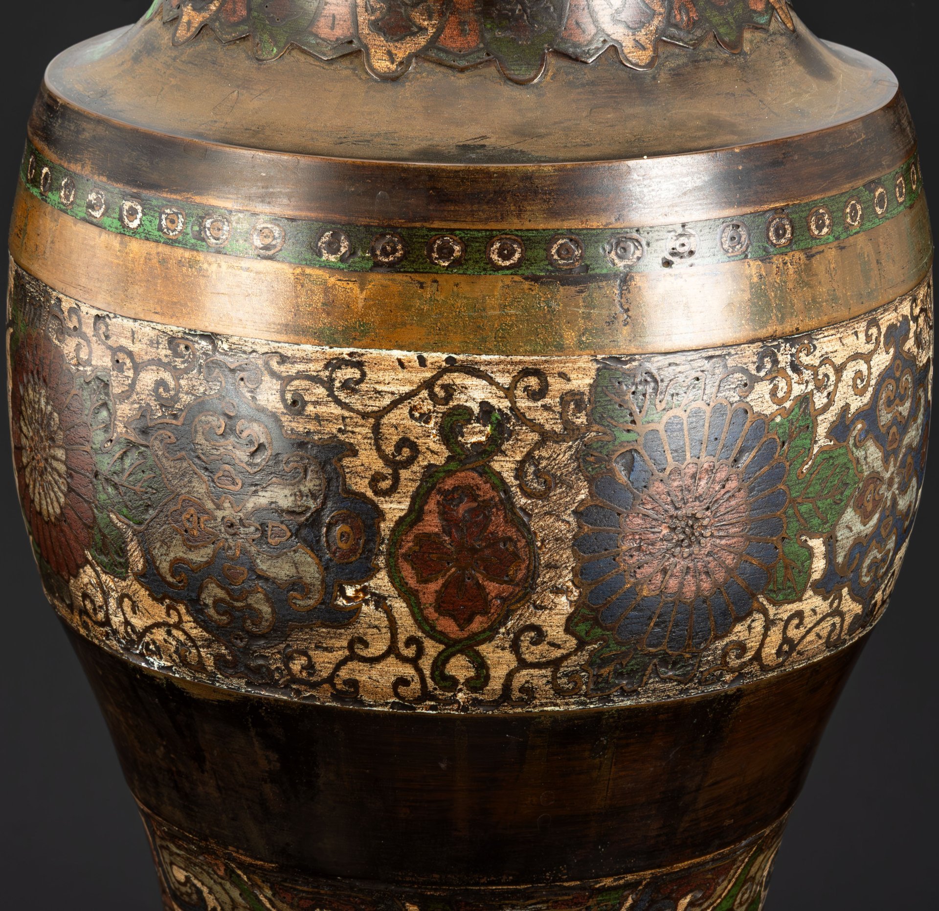 Ваза большая, украшенная линейным декором и хризантемами по тулову