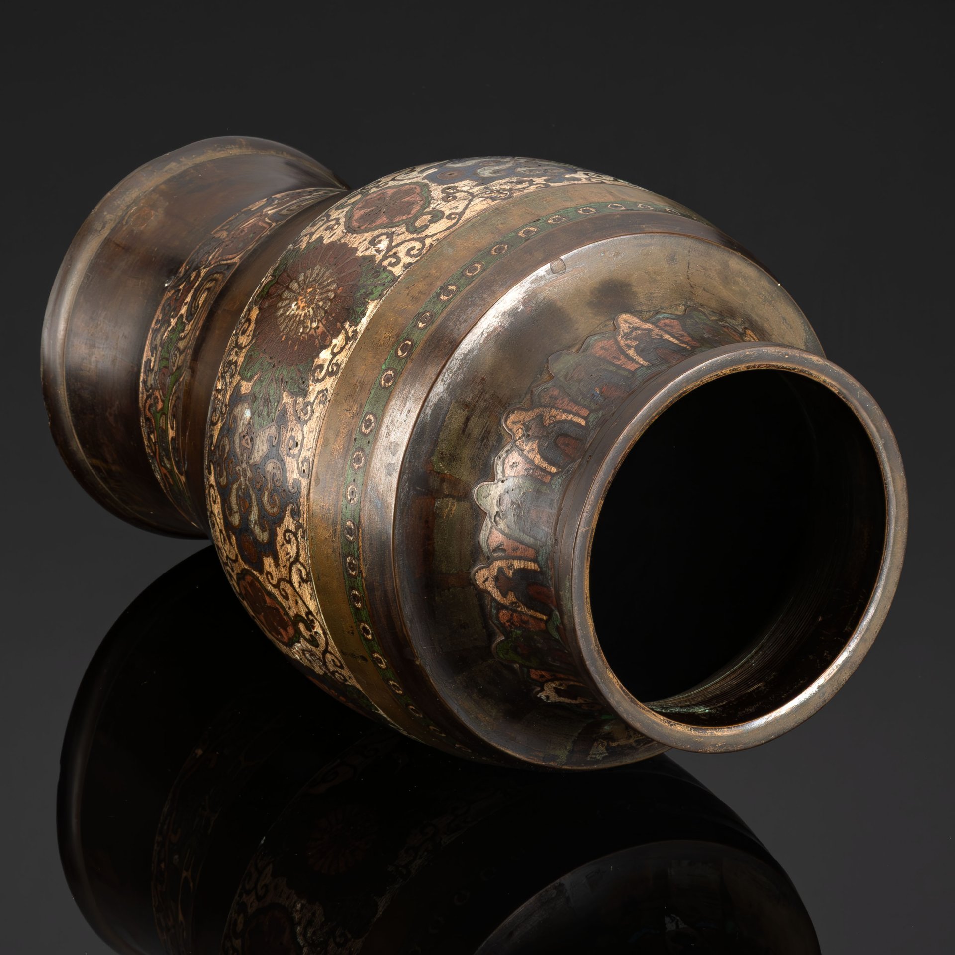 Ваза большая, украшенная линейным декором и хризантемами по тулову