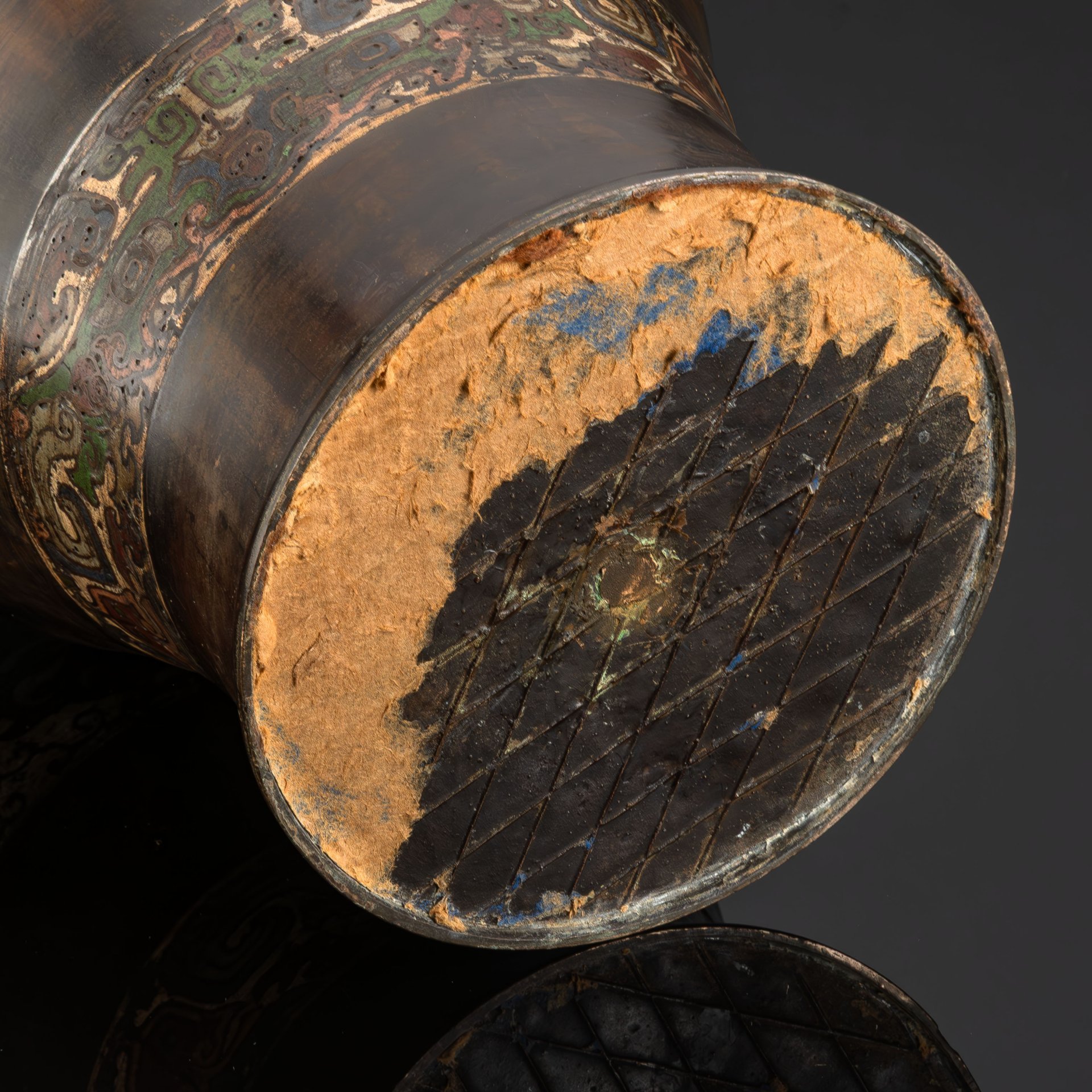 Ваза большая, украшенная линейным декором и хризантемами по тулову