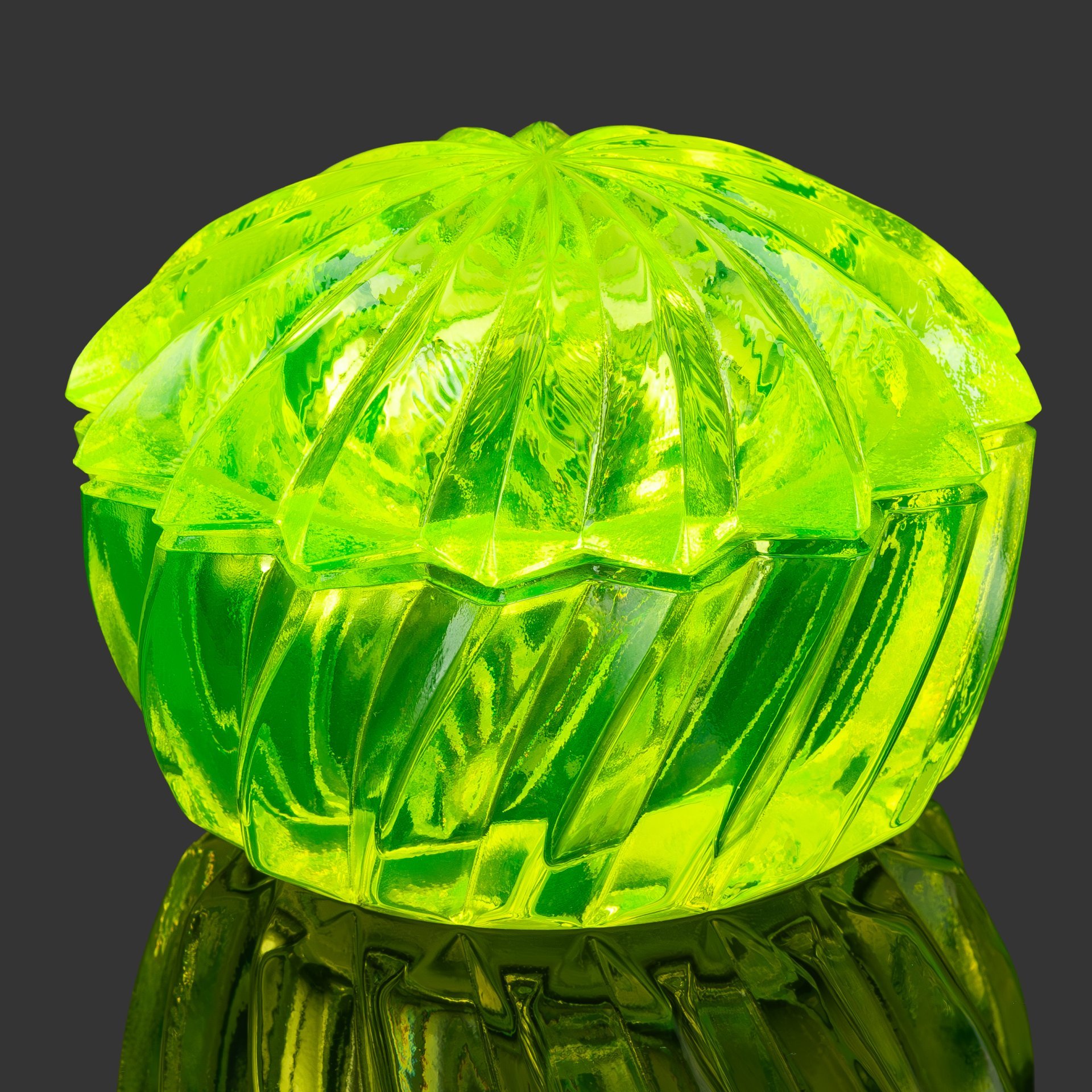 Шкатулка круглой формы в стиле Ар-деко "Пропеллер", стекло, (урановое), пресс, Чехословакия, 1970-1990 гг.