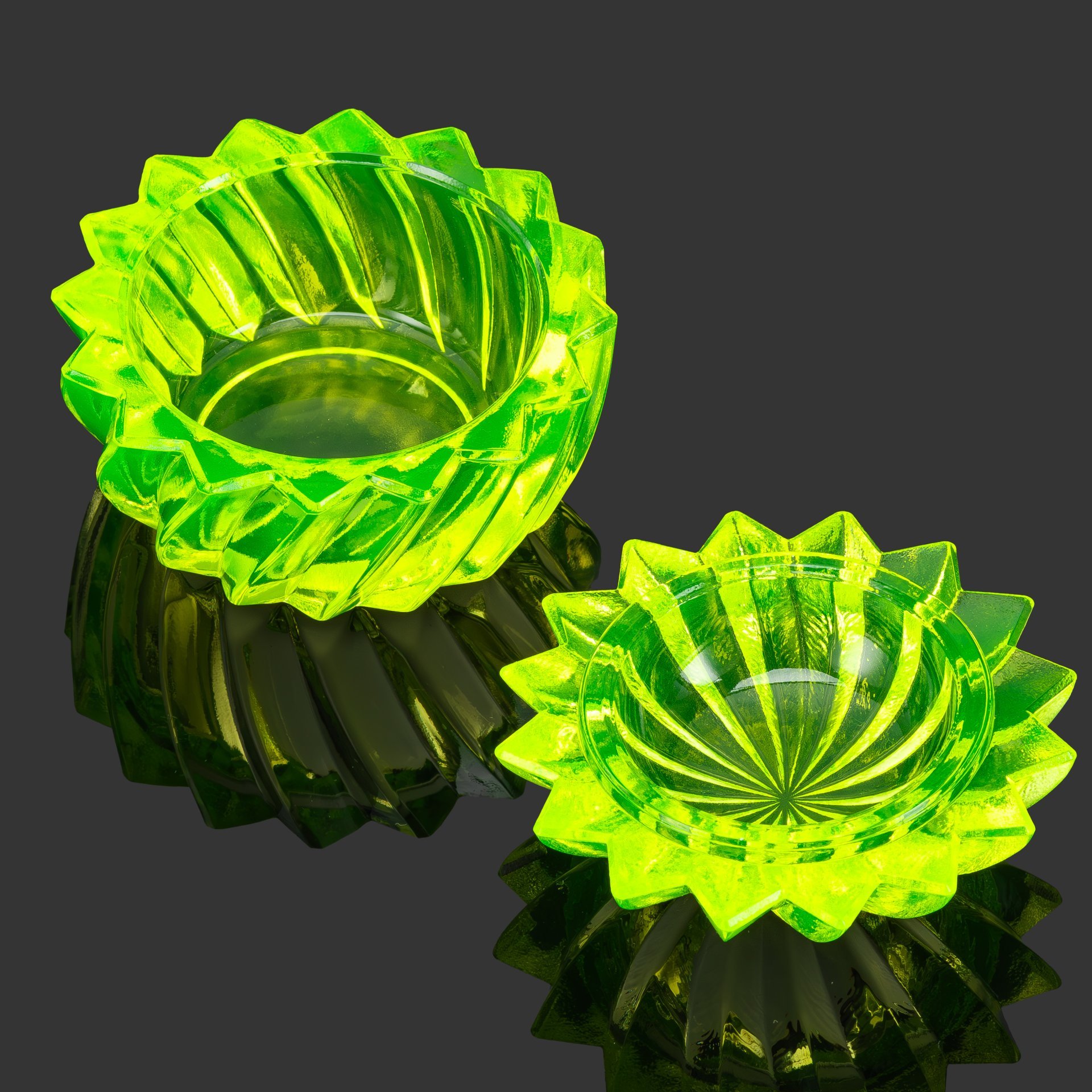 Шкатулка круглой формы в стиле Ар-деко "Пропеллер", стекло, (урановое), пресс, Чехословакия, 1970-1990 гг.