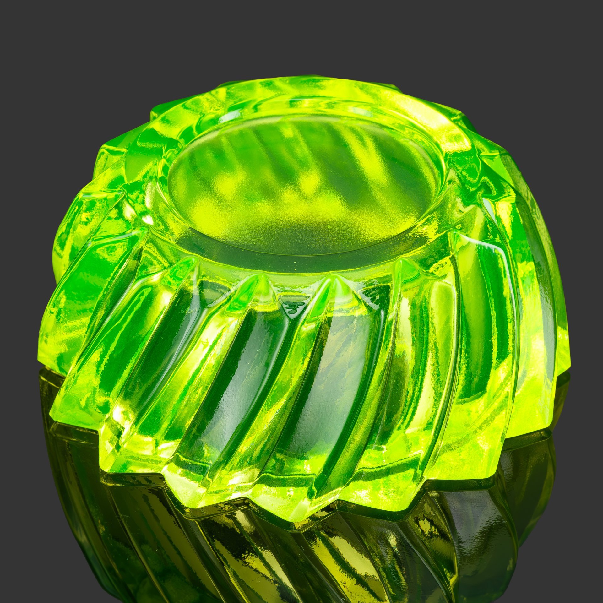 Шкатулка круглой формы в стиле Ар-деко "Пропеллер", стекло, (урановое), пресс, Чехословакия, 1970-1990 гг.