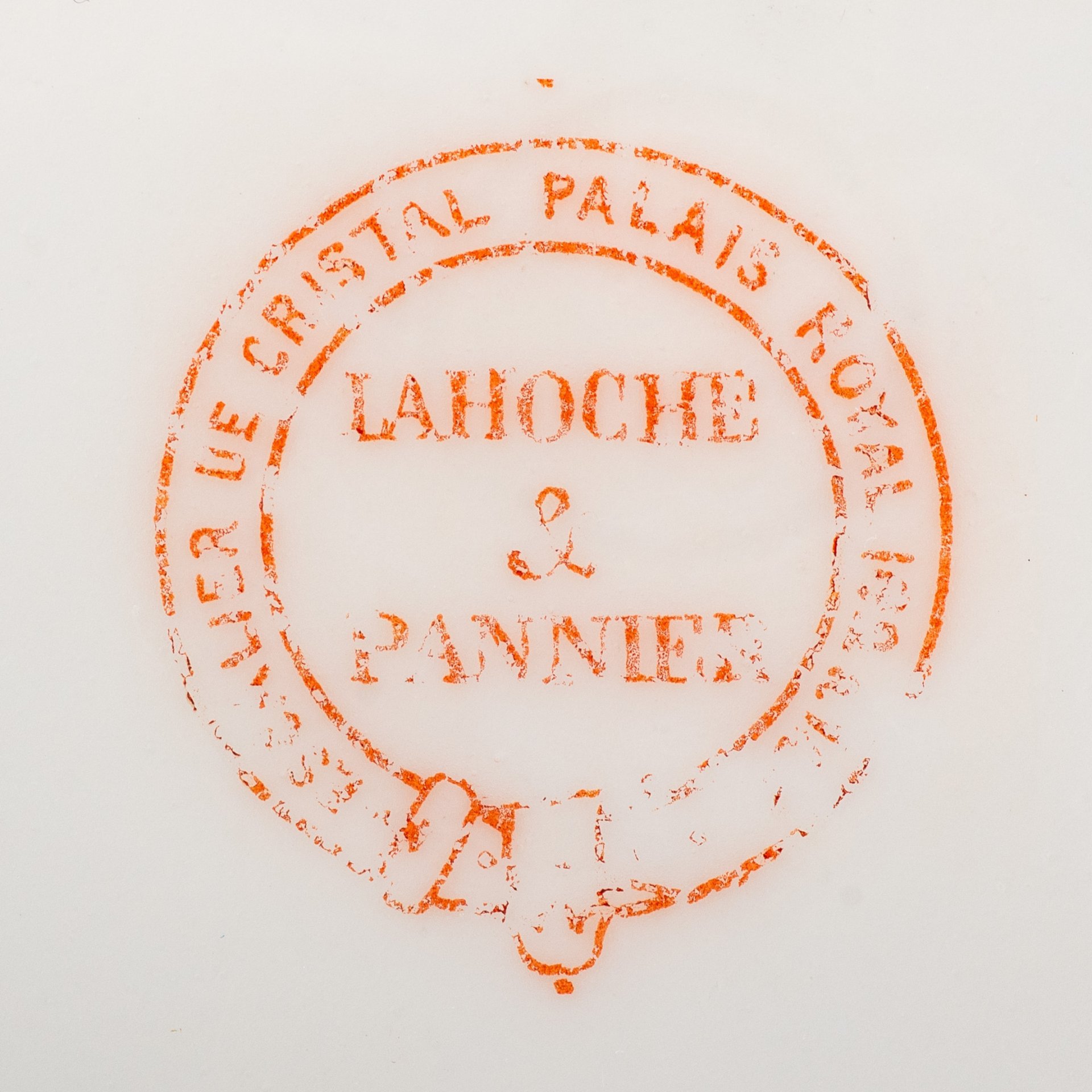 Тарелка с монограммой под короной барона, Lahoche & Pannier Escalier de Cristal Palais Royal 162, фарфор, крытье, роспись, золочение, Франция, 1852-1882 гг.