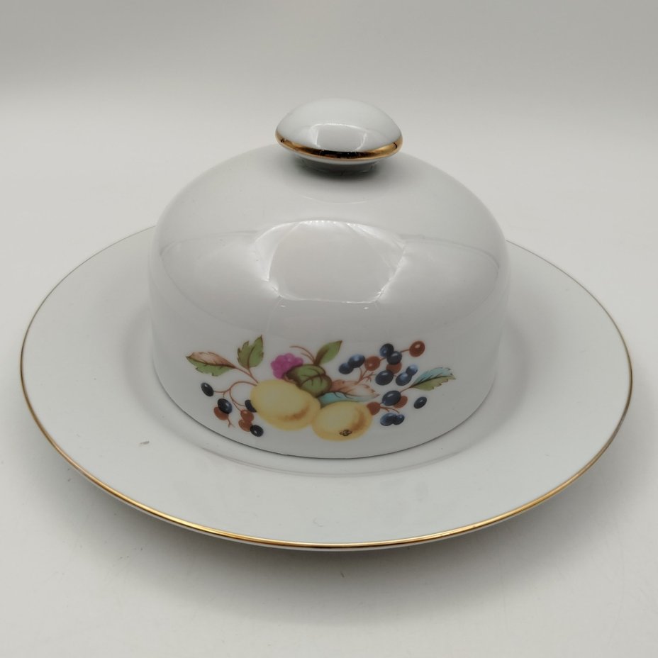 Маслёнка "Ягоды и фрукты", фарфор, деколь, золочение, Graf Von Henneberg Porzellan, 1777 Jlmenau, ГДР, 1970-1980 гг., Graf Von Henneberg Porzellan