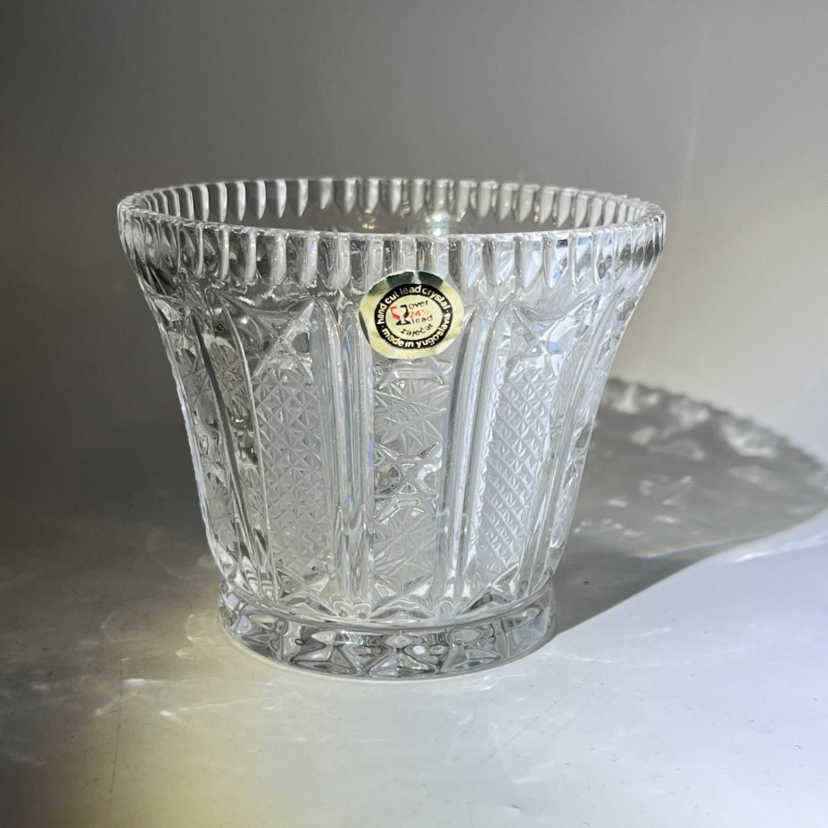 Конфетница с резным геометрическим декором